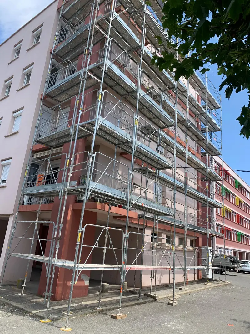Échafaudage sur résidence avec balcons