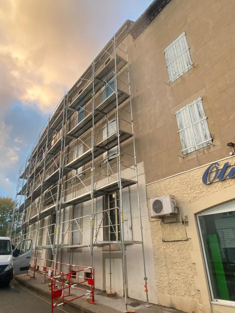 Échafaudage sur immeuble en pierre de centre-bourg